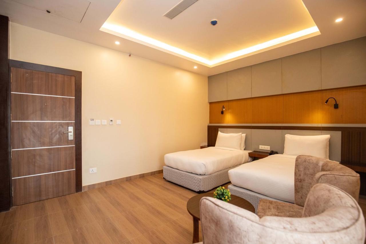 Hotel Palm International Μπούτβαλ Εξωτερικό φωτογραφία