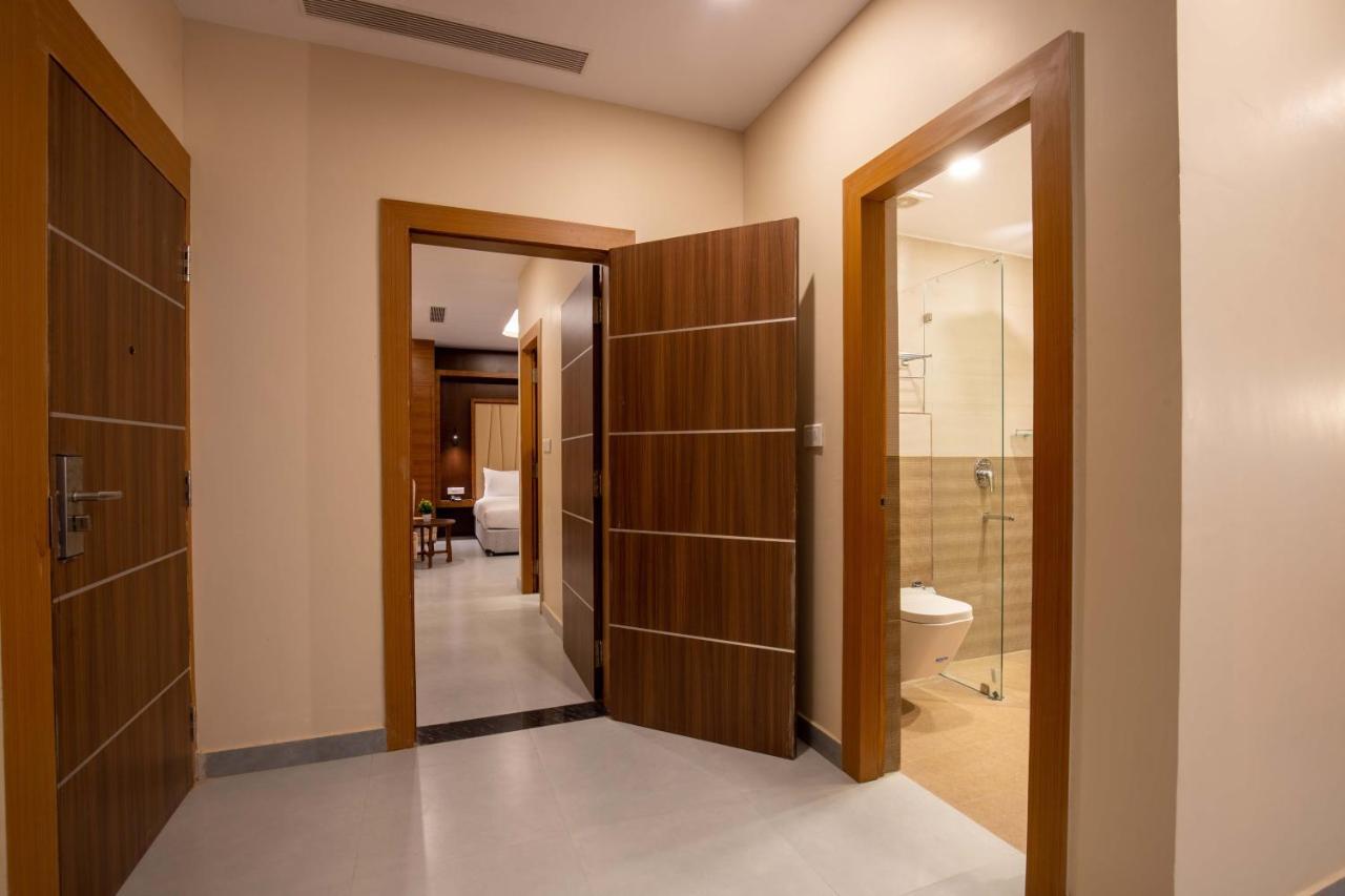 Hotel Palm International Μπούτβαλ Εξωτερικό φωτογραφία