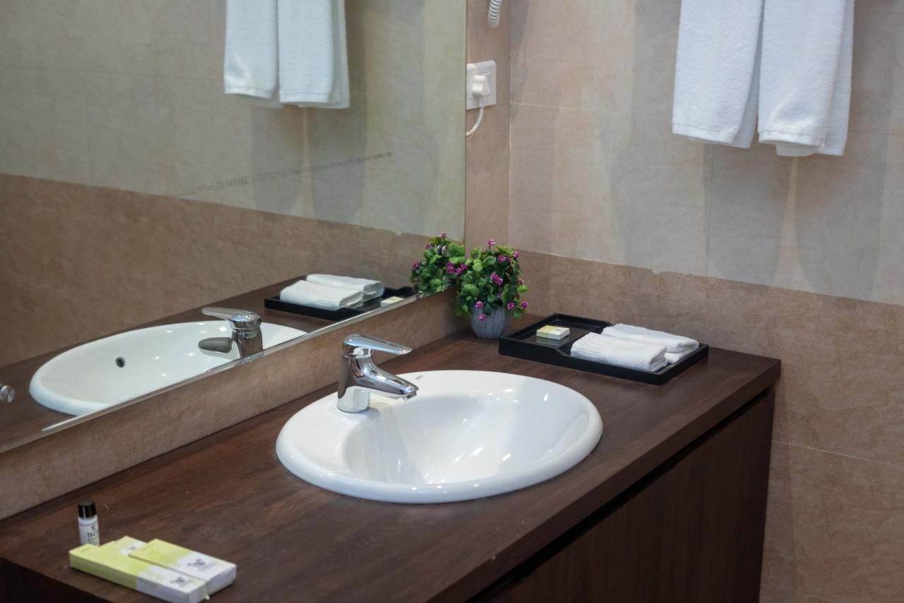 Hotel Palm International Μπούτβαλ Εξωτερικό φωτογραφία