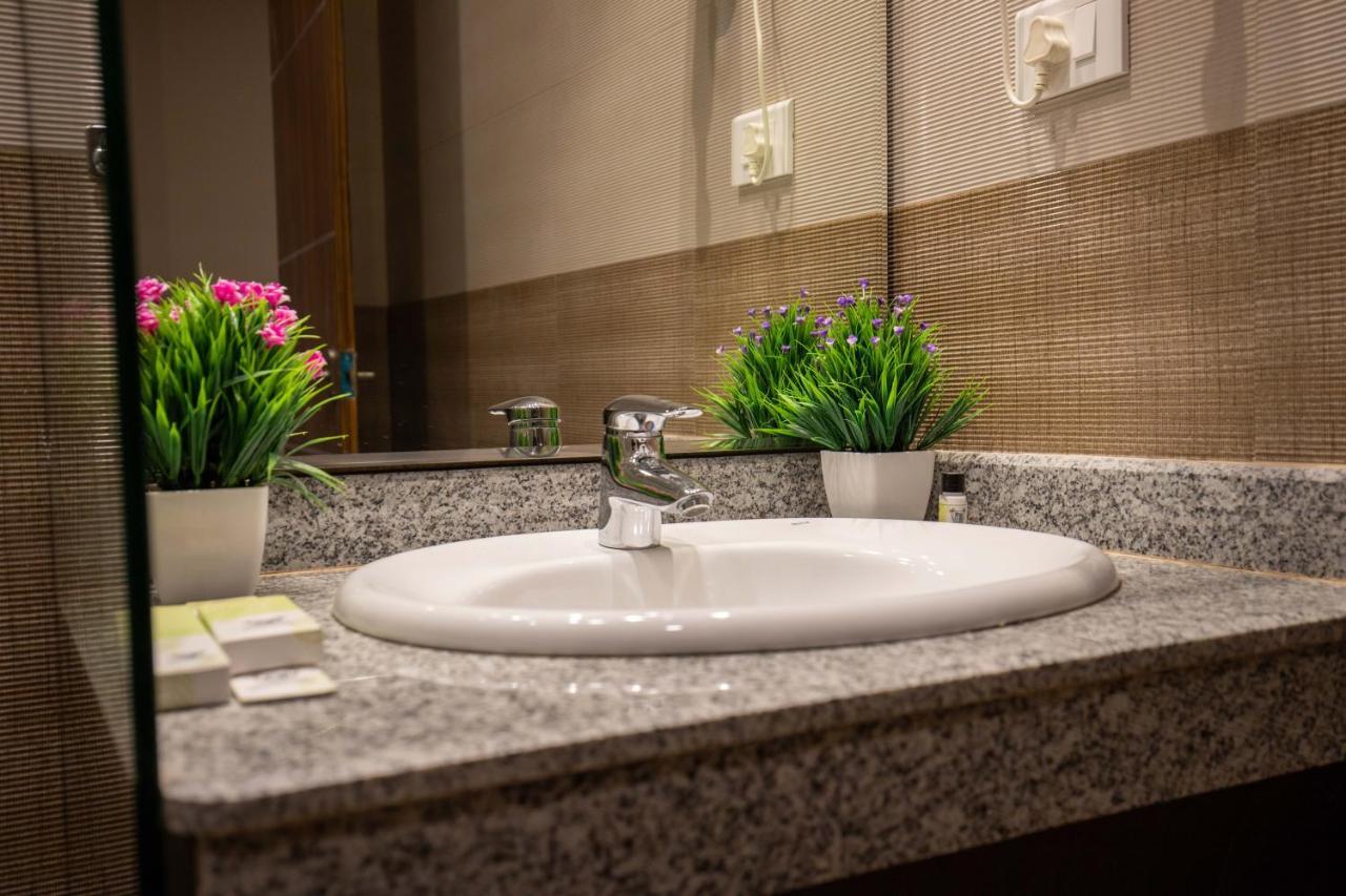Hotel Palm International Μπούτβαλ Εξωτερικό φωτογραφία